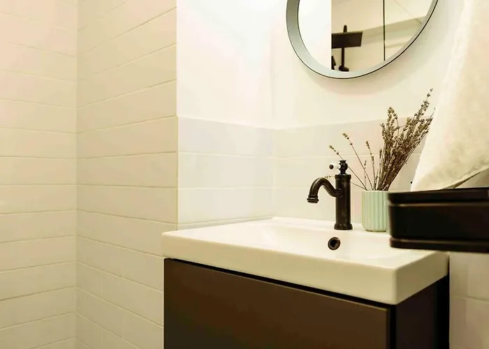 Sunny Large Flat - Location - Charming Balcony Lägenhet *