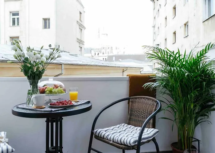 Sunny Large Flat - Location - Charming Balcony Apartament *