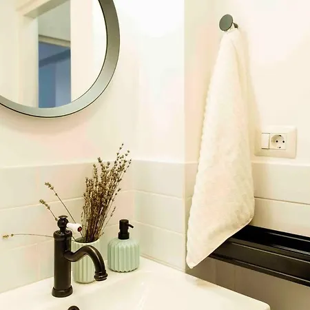 Sunny Large Flat - Location - Charming Balcony Apartment *