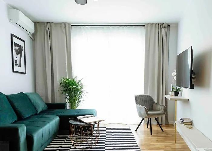 Sunny Large Flat - Location - Charming Balcony Apartmán