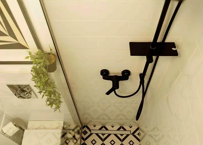 Apartamento Sunny Large Flat - Location - Charming Balcony Bucareste