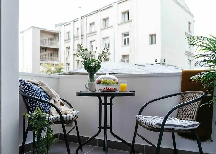 Sunny Large Flat - Location - Charming Balcony Apartmán