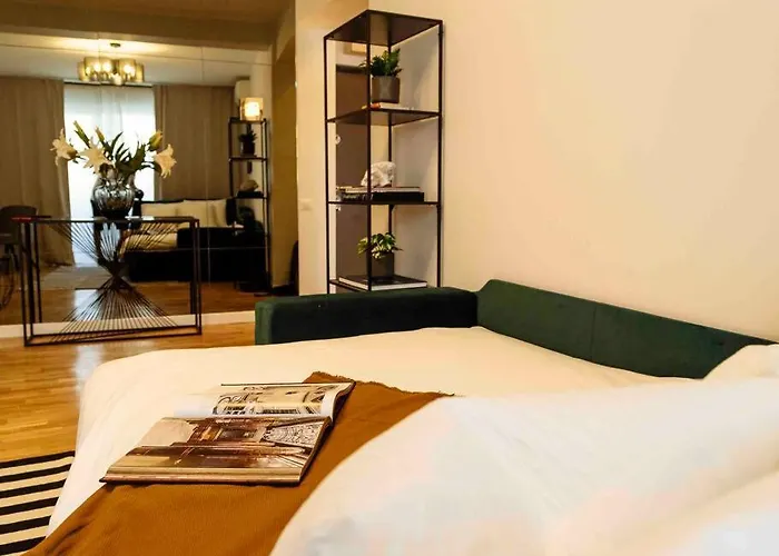 Sunny Large Flat - Location - Charming Balcony Apartmán *