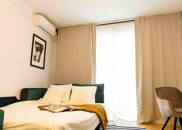 Apartamento Sunny Large Flat - Location - Charming Balcony Bucareste