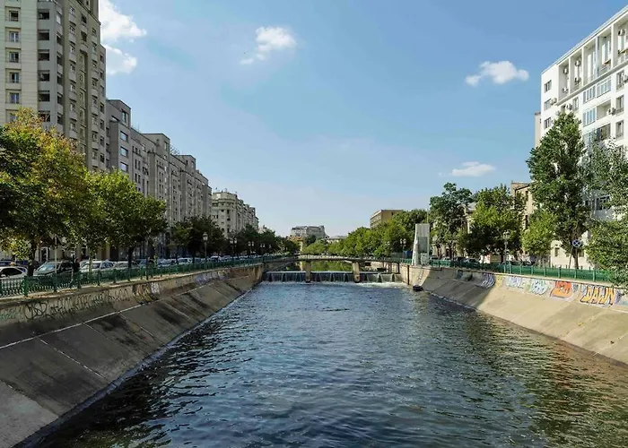 Apartamento Sunny Large Flat - Location - Charming Balcony Bucareste